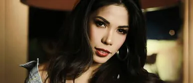 Karen Dejo estrena cambio de look con un majestuoso vestido rojo Karen Dejo estrena cambio de look con un majestuoso vestido rojo