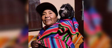 Bolivia: Mujer que lleva a su mascota en awayo enternece en redes Bolivia: Mujer que lleva a su mascota en awayo enternece en redes