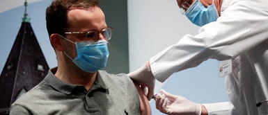 Capacitarán a 25,000 equipos de profesionales para vacunación contra la COVID-19 Capacitarán a 25,000 equipos de profesionales para vacunación contra la COVID-19