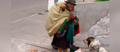 Anciana de bajos recursos utiliza costales para proteger del frío a sus perros Anciana de bajos recursos utiliza costales para proteger del frío a sus perros