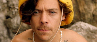 Harry Styles marca tendencia con los collares que modela en 'Golden' Harry Styles marca tendencia con los collares que modela en 'Golden'