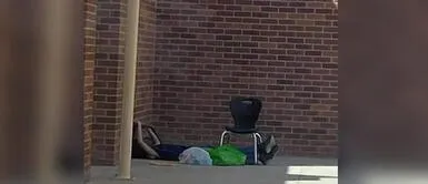 Niño va a diario a escuela para colgarse del WiFi al no tener Internet en casa Niño va a diario a escuela para colgarse del WiFi al no tener Internet en casa