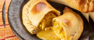 Empanadas de ají de gallina: desayuno de rompe y raja por el Día de la Canción Criolla Empanadas de ají de gallina: desayuno de rompe y raja por el Día de la Canción Criolla