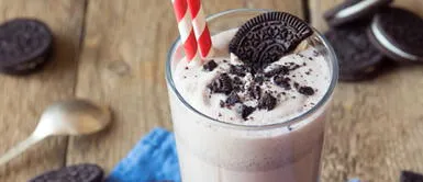 Divertido y delicioso milkshake de oreo para engreír a los peques Divertido y delicioso milkshake de oreo para engreír a los peques