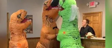 Enamorados deciden llegar al altar vestidos de dinosaurios y se vuelven virales Enamorados deciden llegar al altar vestidos de dinosaurios y se vuelven virales