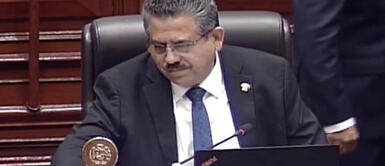 Manuel Merino y su discreta sonrisa tras anunciar su asunción como nuevo mandatario Manuel Merino y su discreta sonrisa tras anunciar su asunción como nuevo mandatario