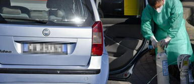 Italia: pacientes con COVID-19 reciben oxígeno dentro de sus carros Italia: pacientes con COVID-19 reciben oxígeno dentro de sus carros