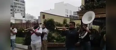 Martín Vizcarra fue sorprendido por banda de música que tocó himno nacional frente a su casa Martín Vizcarra fue sorprendido por banda de música que tocó himno nacional frente a su casa