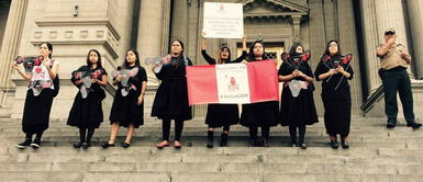 Marcha Nacional: Colectivo de mujeres "Empolleradas" se hicieron presente frente a Palacio de Justicia Marcha Nacional: Colectivo de mujeres "Empolleradas" se hicieron presente frente a Palacio de Justicia