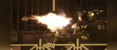 Policía reprime a manifestantes con gases lacrimógenos, bombardas y perdigones Policía reprime a manifestantes con gases lacrimógenos, bombardas y perdigones