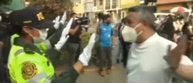 PNP recibe a familiares de Brian Pintado con aguantes blancos en son de paz PNP recibe a familiares de Brian Pintado con aguantes blancos en son de paz