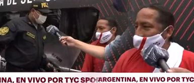 Policía bota a hincha israelita en plena entrevista con medio argentino Policía bota a hincha israelita en plena entrevista con medio argentino