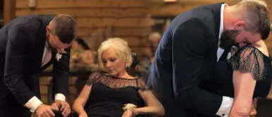 Su mamá tiene esclerosis y él la sostiene para bailar con ella en su boda Su mamá tiene esclerosis y él la sostiene para bailar con ella en su boda