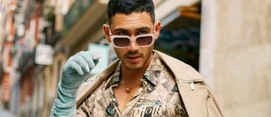 Actor mexicano rompe etiquetas con un vestido rosa en portada de revista Actor mexicano rompe etiquetas con un vestido rosa en portada de revista