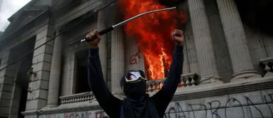 Manifestantes toman el Congreso de Guatemala y le prenden fuego Manifestantes toman el Congreso de Guatemala y le prenden fuego