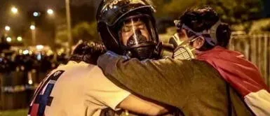 Habla policía protagonista de foto abrazándose con jóvenes en marcha Habla policía protagonista de foto abrazándose con jóvenes en marcha