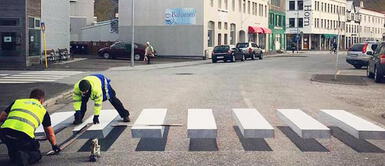 Dibujan pasos de peatones 3D para reducir la velocidad de los autos y evitar atropellos Dibujan pasos de peatones 3D para reducir la velocidad de los autos y evitar atropellos