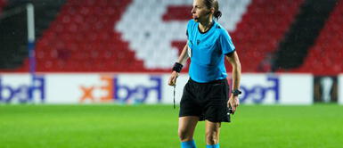 Stéphanie Frappart, primera mujer en arbitrar un partido de Champions Stéphanie Frappart, primera mujer en arbitrar un partido de Champions
