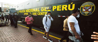 Buses de la PNP trasladan a usuarios del Metropolitano tras suspensión de servicios Buses de la PNP trasladan a usuarios del Metropolitano tras suspensión de servicios