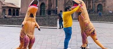 Cusco: Turista se viste de dinosaurio para protegerse del coronavirus Cusco: Turista se viste de dinosaurio para protegerse del coronavirus