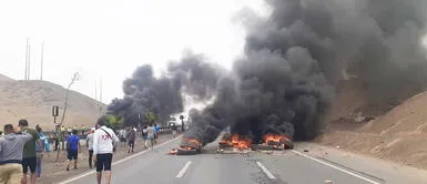 Paro de taxis colectivos: bloquean carretera Panamericana Sur Paro de taxis colectivos: bloquean carretera Panamericana Sur