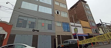 Delincuentes apuñalaron a empresario y a su hijo durante intento de robo dentro de su casa Delincuentes apuñalaron a empresario y a su hijo durante intento de robo dentro de su casa