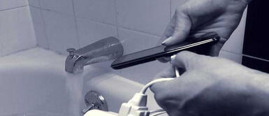 Joven muere electrocutada mientras se bañaba: su celular en carga cayó al agua Joven muere electrocutada mientras se bañaba: su celular en carga cayó al agua