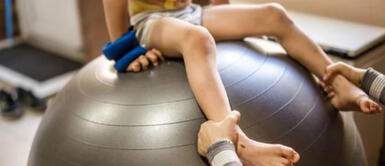 Niña con parálisis cerebral logra caminar por primera vez en 4 años Niña con parálisis cerebral logra caminar por primera vez en 4 años