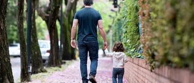 Policía salva a niña de maltratos en su casa y la adopta como su hija Policía salva a niña de maltratos en su casa y la adopta como su hija