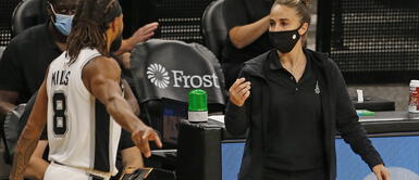 Becky Hammon, la primera mujer en ser entrenadora principal en la NBA Becky Hammon, la primera mujer en ser entrenadora principal en la NBA