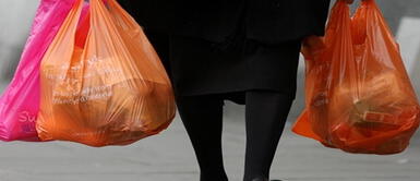 Precio de bolsas de plástico subirá desde mañana en supermercados Precio de bolsas de plástico subirá desde mañana en supermercados