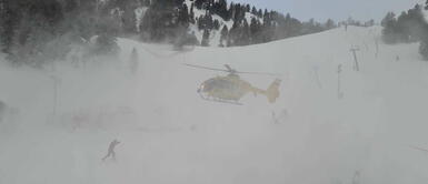 Joven pide matrimonio a su novia en una montaña y ambos caen 200 metros por acantilado Joven pide matrimonio a su novia en una montaña y ambos caen 200 metros por acantilado