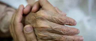 Mujer ve a su madre morir de COVID-19 después de tomarse de la mano en UCI Mujer ve a su madre morir de COVID-19 después de tomarse de la mano en UCI