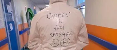 Enfermero le pide matrimonio a su novia con la ayuda de traje anticovid Enfermero le pide matrimonio a su novia con la ayuda de traje anticovid