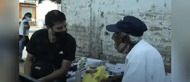 Anciano de 93 años no logró vender sus productos y joven le compra todo para que sobreviva Anciano de 93 años no logró vender sus productos y joven le compra todo para que sobreviva