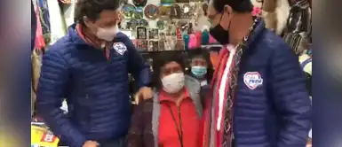 Mujer llora ante Martín Vizcarra en Cusco: “Tanto me duele ver cómo te sacaron” Mujer llora ante Martín Vizcarra en Cusco: “Tanto me duele ver cómo te sacaron”