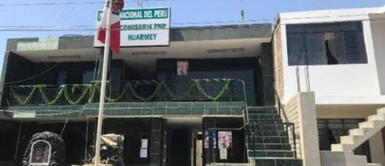 Policías humillan a joven al hacer posar con su torta en la comisaría de Huarmey durante intervención Policías humillan a joven al hacer posar con su torta en la comisaría de Huarmey durante intervención