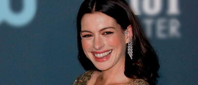 Anne Hathaway recrea alfombra roja con tres imponentes vestidos metalizados Anne Hathaway recrea alfombra roja con tres imponentes vestidos metalizados