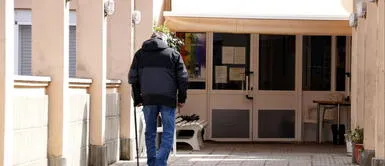 Anciano es abandonado en la vía pública por tener COVID-19 Anciano es abandonado en la vía pública por tener COVID-19