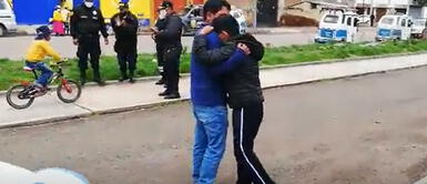 Niño llora junto a su padre al reconocer a su mascota envenenada junto a otros 13 perros en Puno Niño llora junto a su padre al reconocer a su mascota envenenada junto a otros 13 perros en Puno