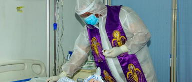 Piura: Padre otorga la unción de enfermos a pacientes con COVID-19 Piura: Padre otorga la unción de enfermos a pacientes con COVID-19