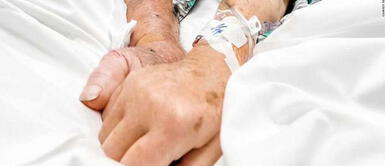 Ancianos mueren tomados de las manos a poco de ser vacunados contra la COVID-19 Ancianos mueren tomados de las manos a poco de ser vacunados contra la COVID-19