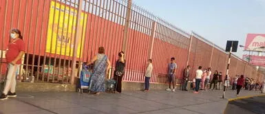 Cuarentena 2021: Se reportan largas colas afuera de supermercados de Lima Cuarentena 2021: Se reportan largas colas afuera de supermercados de Lima