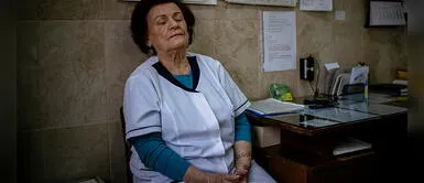 Médica de 82 años lucha en primera línea contra COVID-19 en Bulgaria Médica de 82 años lucha en primera línea contra COVID-19 en Bulgaria