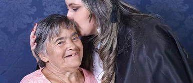 Joven se tituló con honores para enorgullecer a su mamá con síndrome de Down Joven se tituló con honores para enorgullecer a su mamá con síndrome de Down