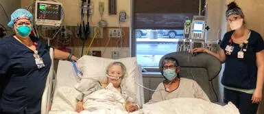 Personal de salud reúne una pareja de ancianos con COVID-19 para una cena juntos Personal de salud reúne una pareja de ancianos con COVID-19 para una cena juntos