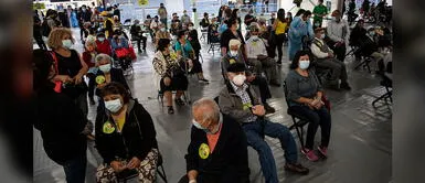 "Un pinchazo para vivir más": Personas de la tercera edad protagonistas en la primera vacunación en Chile "Un pinchazo para vivir más": Personas de la tercera edad protagonistas en la primera vacunación en Chile
