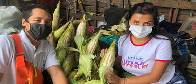 Jóvenes deciden emprender en la venta de choclos para poder subsistir a la pandemia Jóvenes deciden emprender en la venta de choclos para poder subsistir a la pandemia