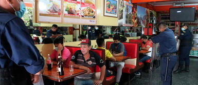 San Anita: PNP detiene a 30 hombres que celebraban llegada de vacunas al Perú San Anita: PNP detiene a 30 hombres que celebraban llegada de vacunas al Perú