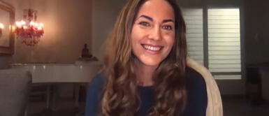 Bárbara Mori conquista con poncho de textil artesanal para un look bohemio Bárbara Mori conquista con poncho de textil artesanal para un look bohemio